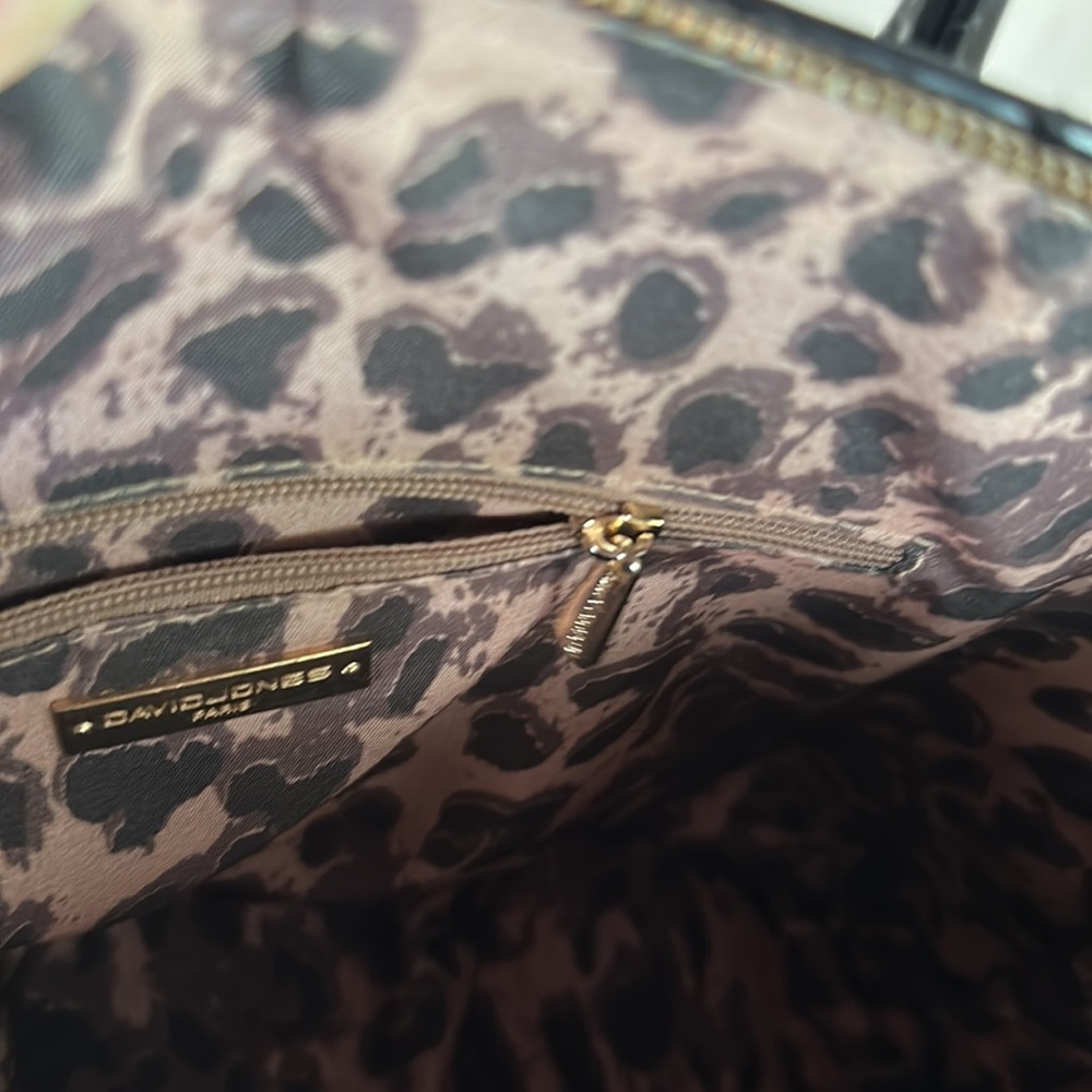 A purse - Picture 9 of 13